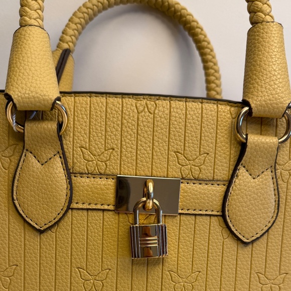 NWT Elegant Vegan Leather Yellow Handbag with removable strap - Picture 3 of 10